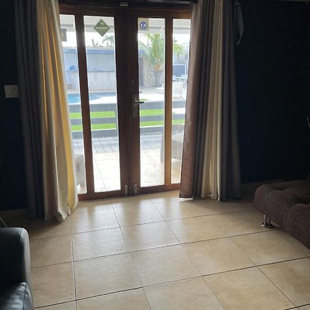 Genesis Apartments Palm Beach Exterior foto