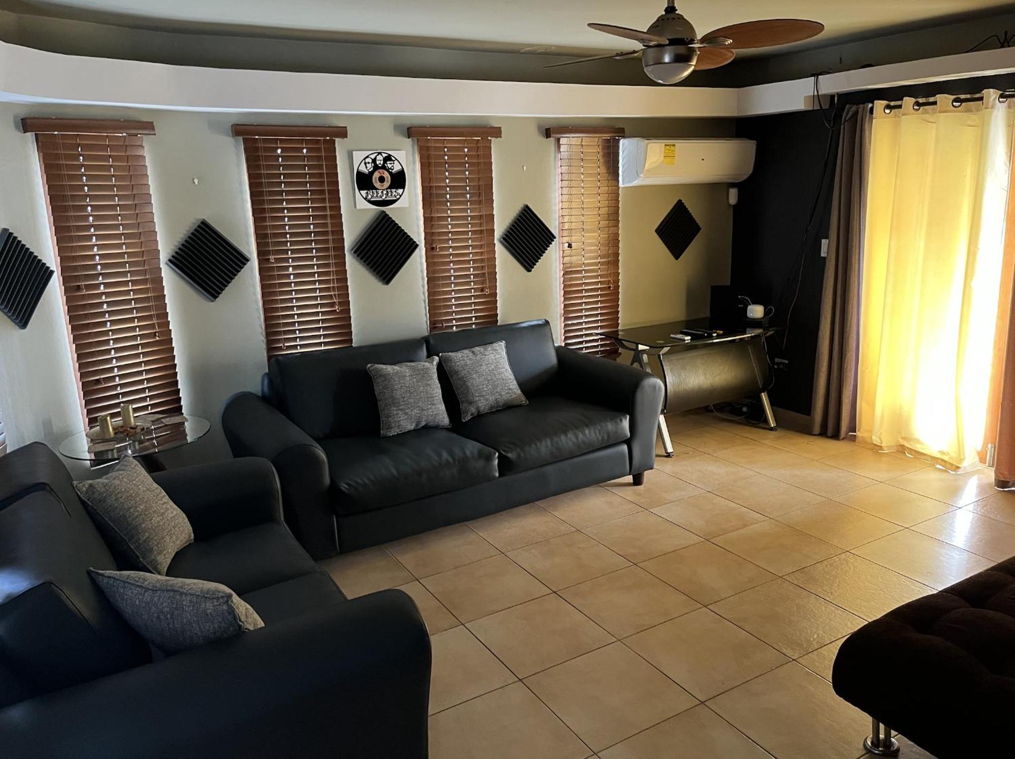 Genesis Apartments Palm Beach Exterior foto