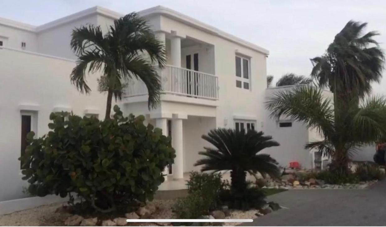 Genesis Apartments Palm Beach Exterior foto